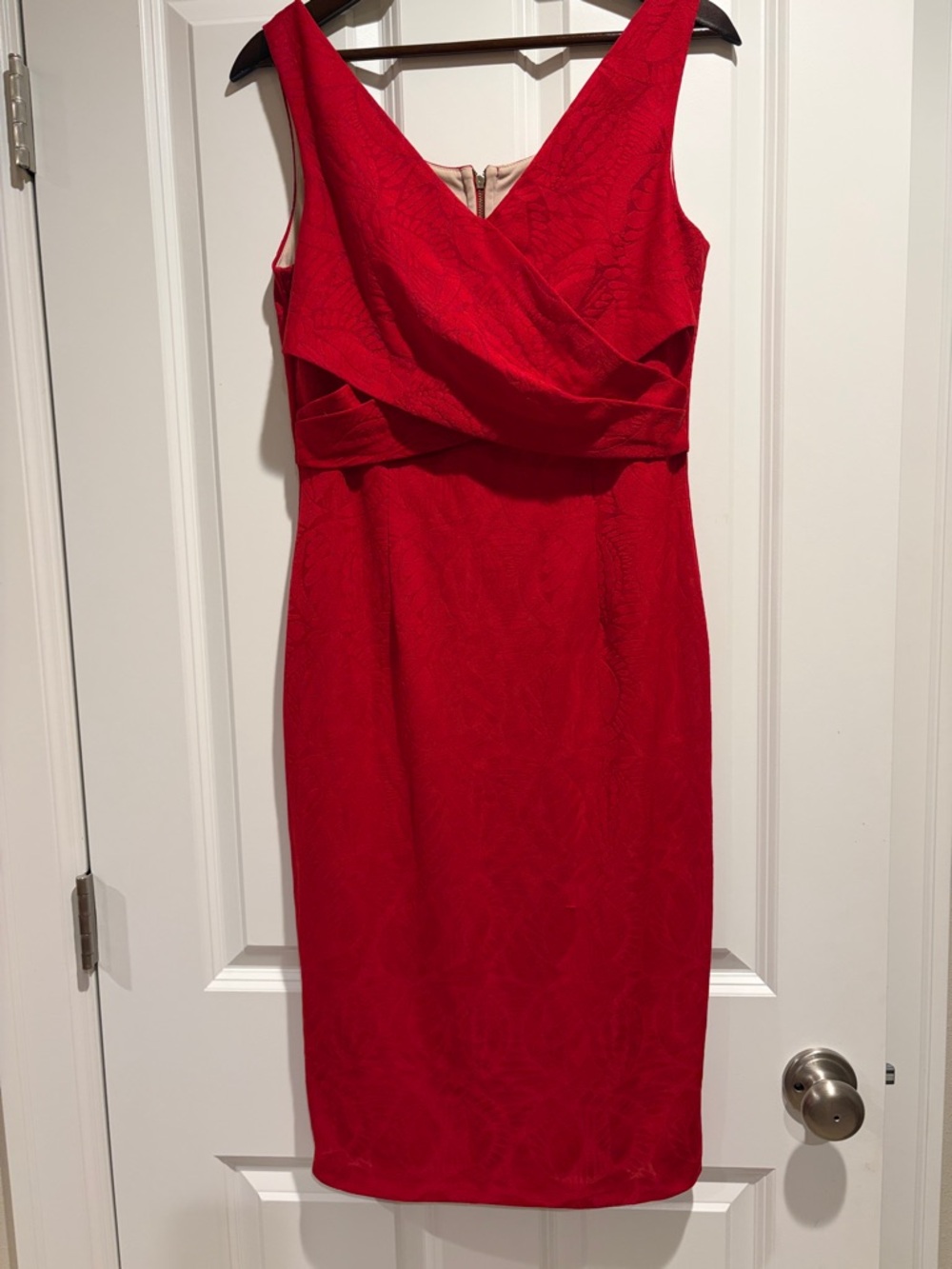 Maggy London sleeveless dress 8 red patterned stretch knit V-neck back zipper